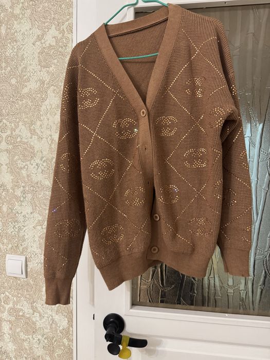 Кофта со стразами, спереди пуговицы