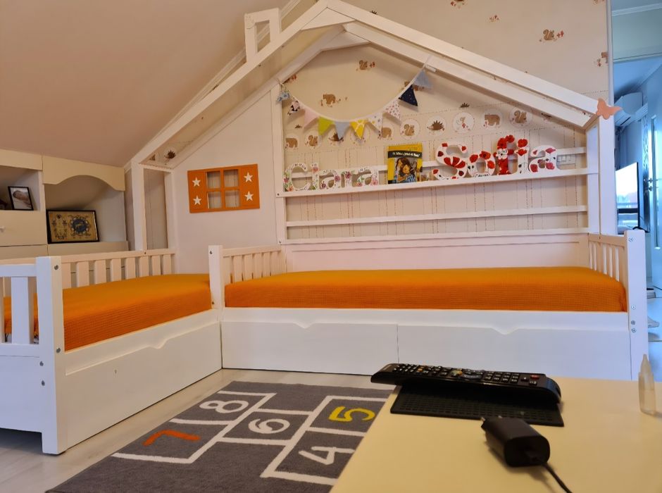 Pat dublu tip căsuță, L, pentru 2 copii – alb + fereastră portocalie,