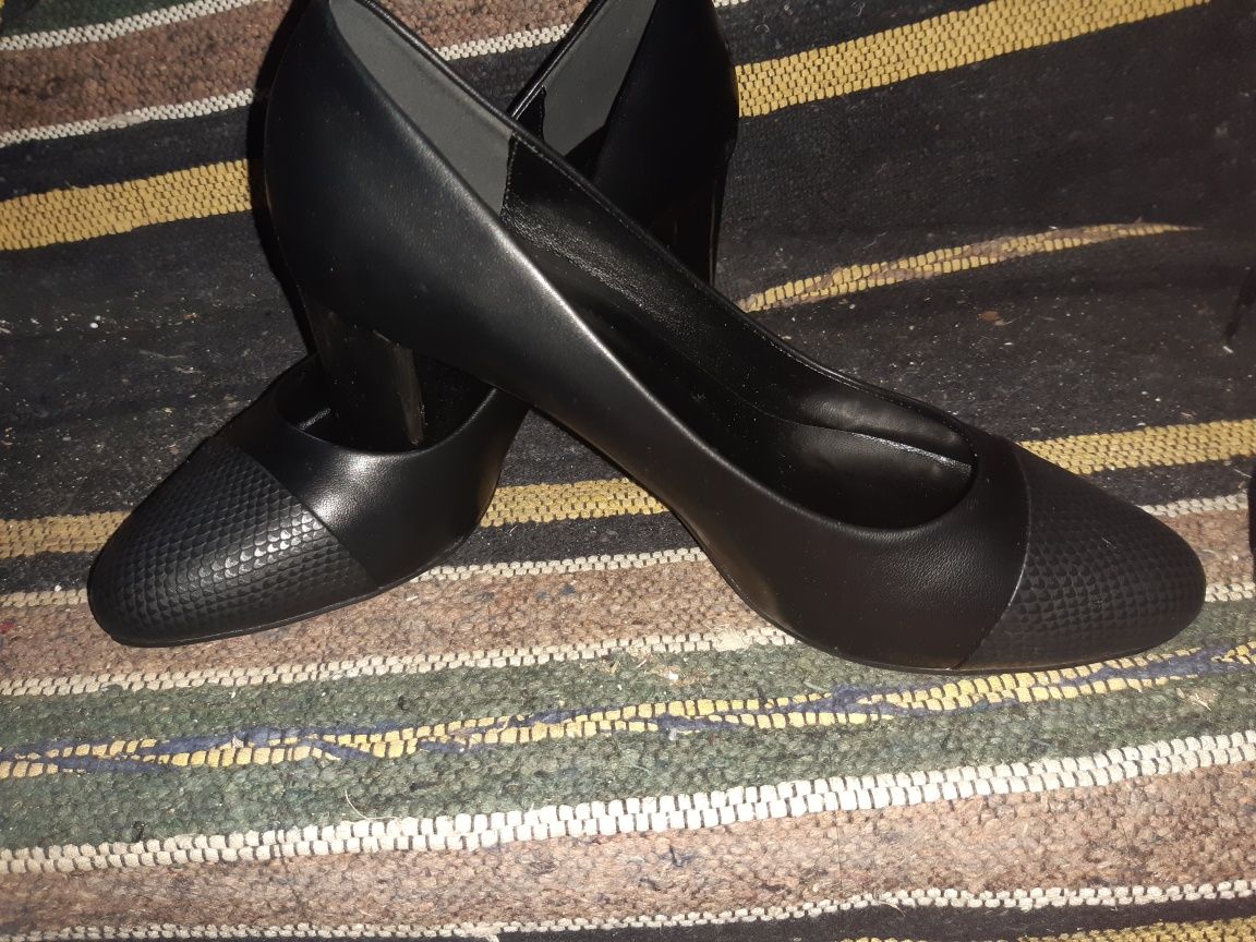 Черни обувки с нисък ток