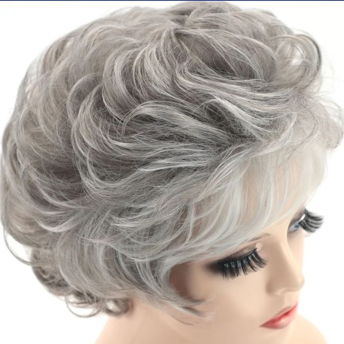 Peruca Z91 (Daira-Shop.ro) Scurta Gri Grizonata Ondulata Volum