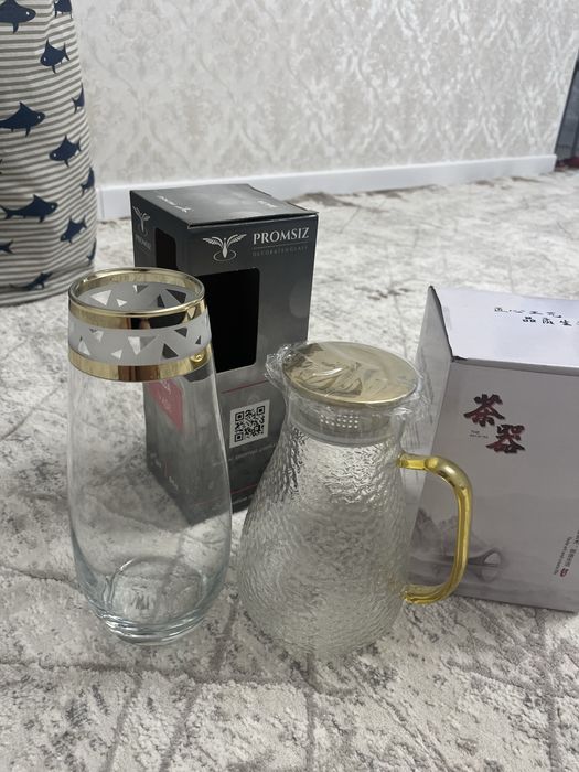 Ваза для цветов и ваза для сока