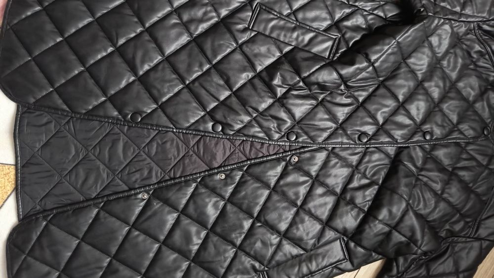 Jachetă lungă, impermeabila, matlasată. Modernă și foarte puțin purtat