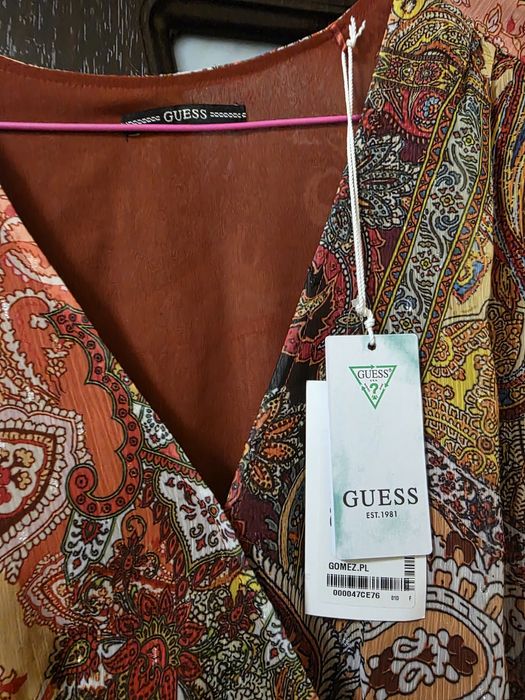 Рокля Guess, с етикети