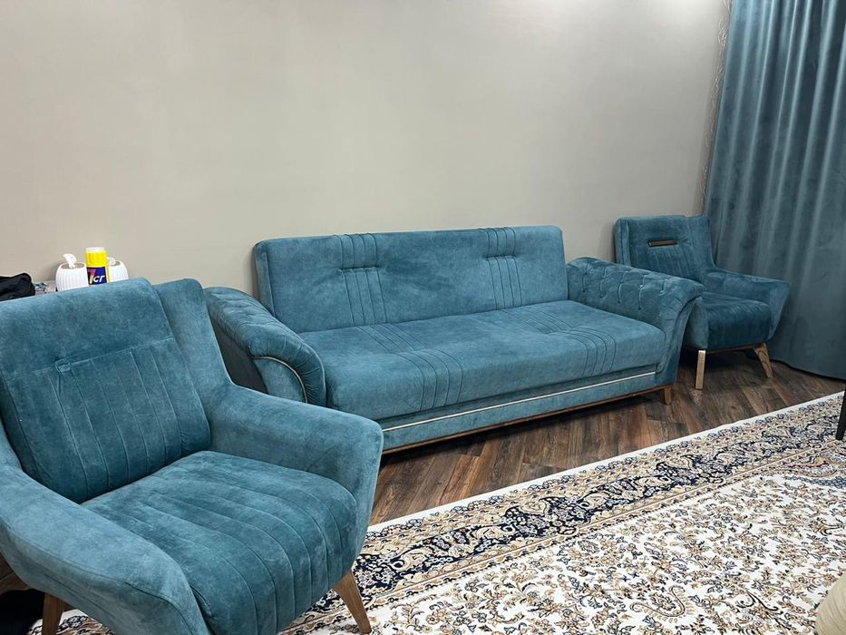 Продам диван с креслами и стол б/у в хорошем состоянии, торг уместен.