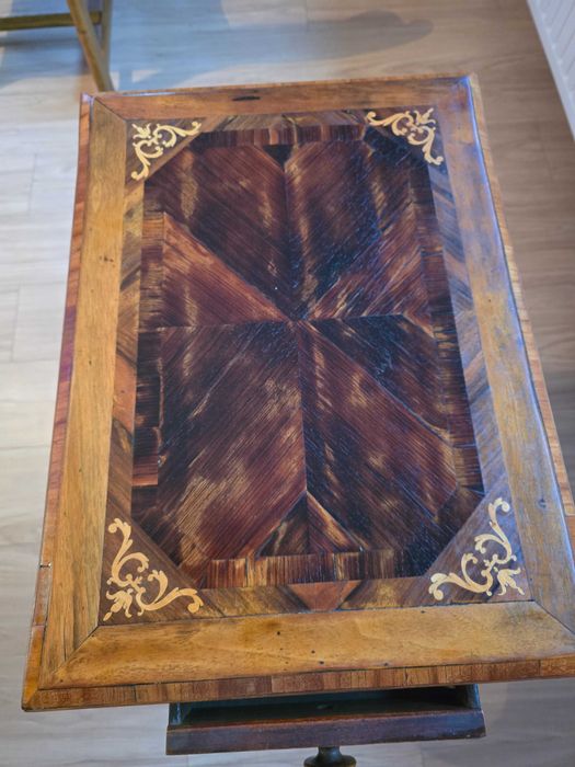 Продавам стара масичка със украса от седеф.