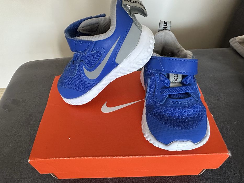Nike Revolution 5