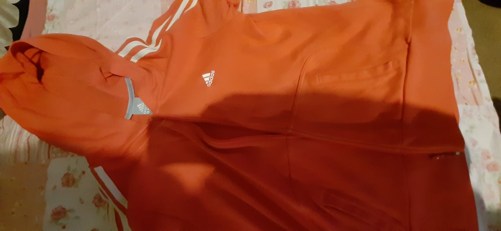 Продавам Оригинален Суичър adidas .