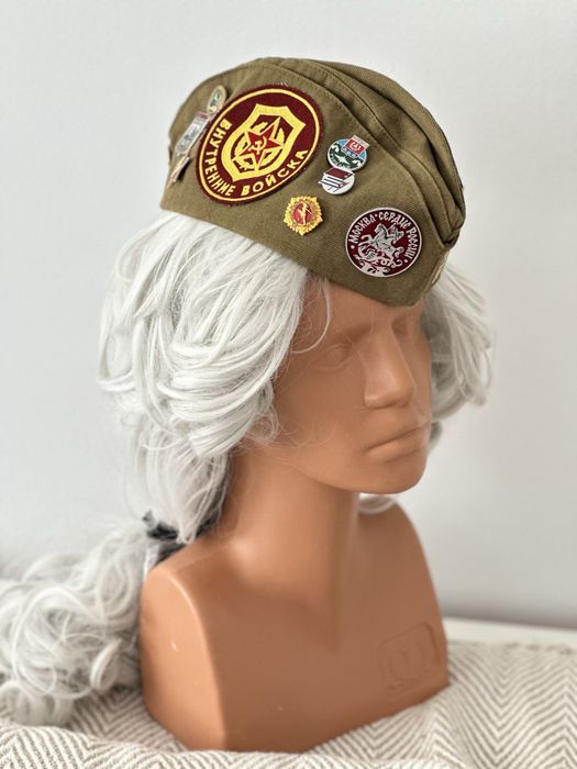 Caciula militara sovietica de colectie cu 18 insigne