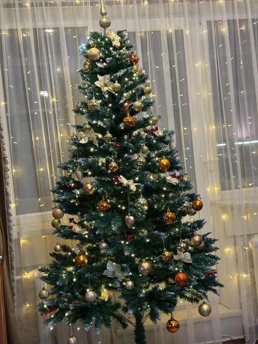 Продам  елку новогодную с ягодами  2.10