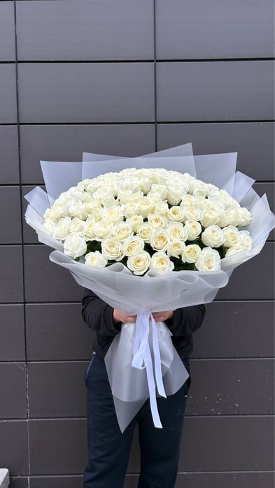 101 роза и два букета