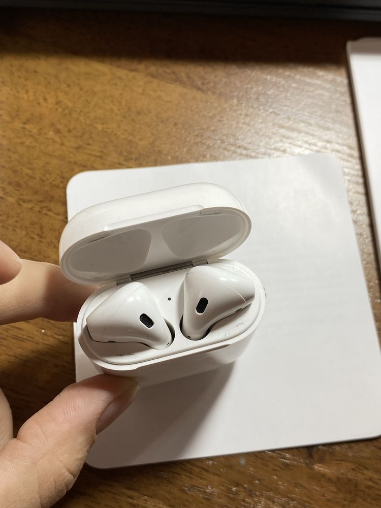 Продам AirPods второго поколения