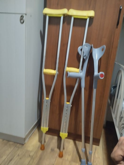 Костыли подмышечные и локтевой оба новые по 10000тыс есть торг уместен