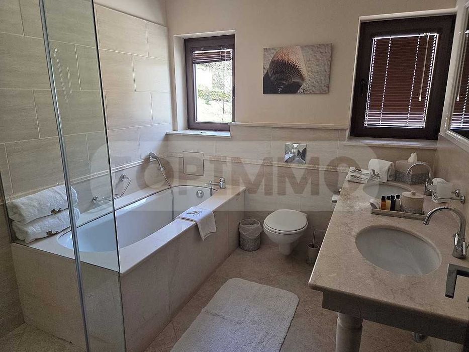 Тристаен апартамент в елитен голф комплекс Thracian Cliffs Golf Resort