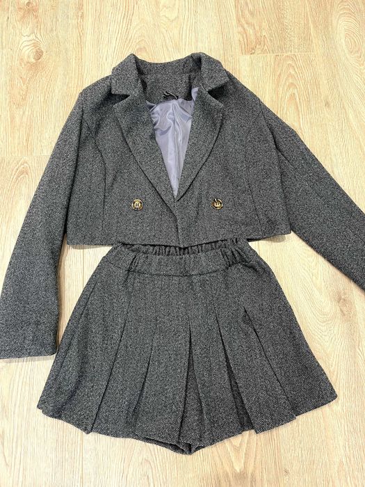 Сет с пола-панталони и късо сако