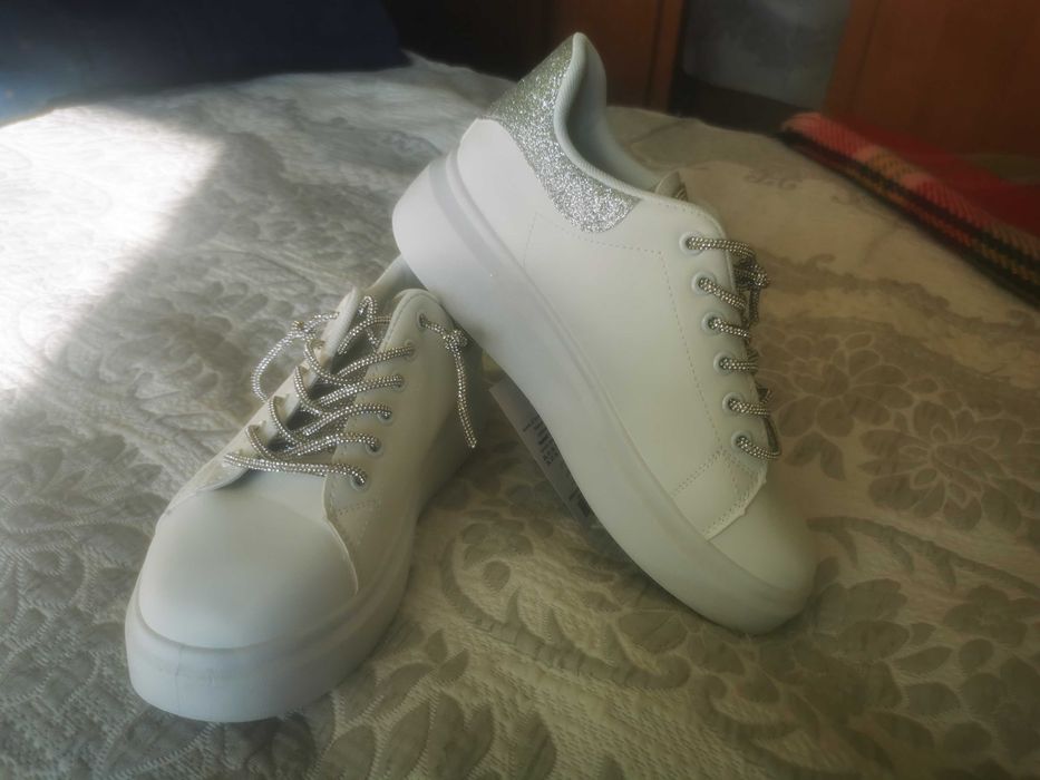 Чисто нови блестящи кецове