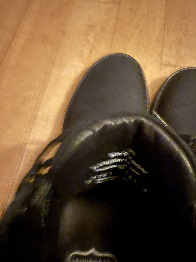 Продавам ботуши на марката Thursdayboot