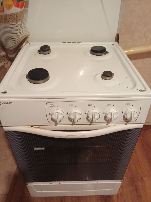 Газовая плита Индезит и холодильник LG