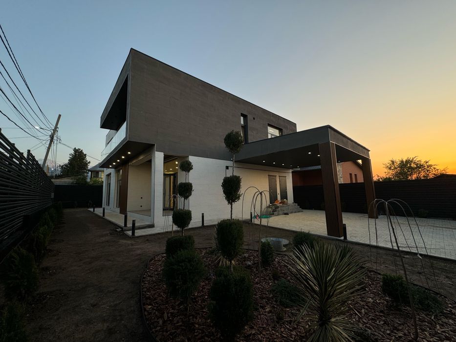 Физическая уборка участка — кустарники, земля, мусор