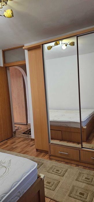 Inchiriez pe termen lung apartament cu 2 camere decomandat