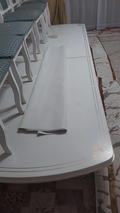 Стол орындықтарымен сатылады. Ұзындығы 3,5-4 метр.