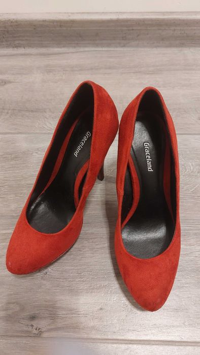 Елегантни червени обувки
