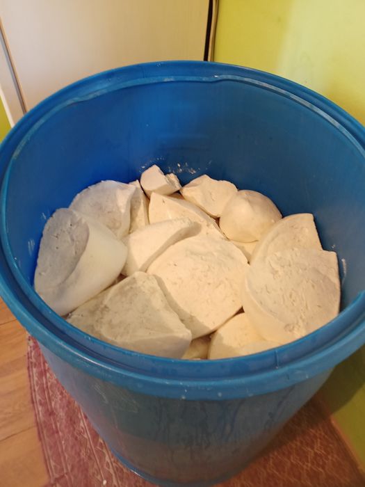 Vând brânză de oi amestecat cu capra