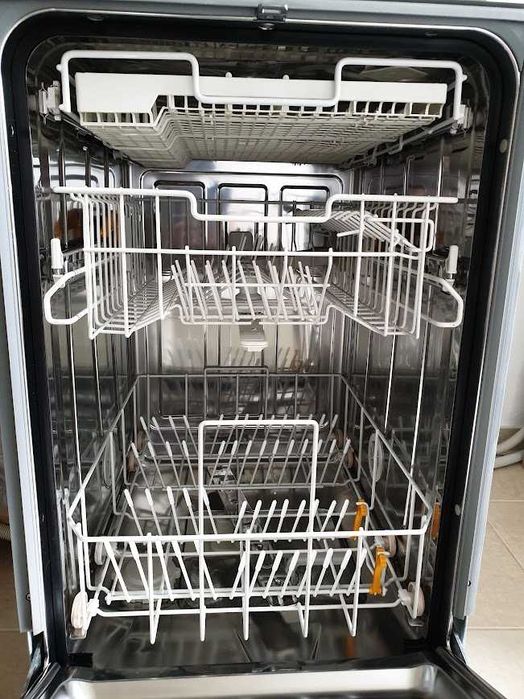 45см - Черно Miele Съдомиялна - 9 Комплекта - Частично Вграждане Тясна