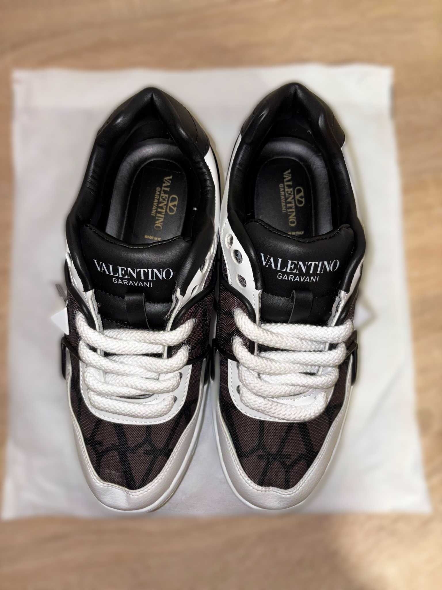 Adidasi Valentino