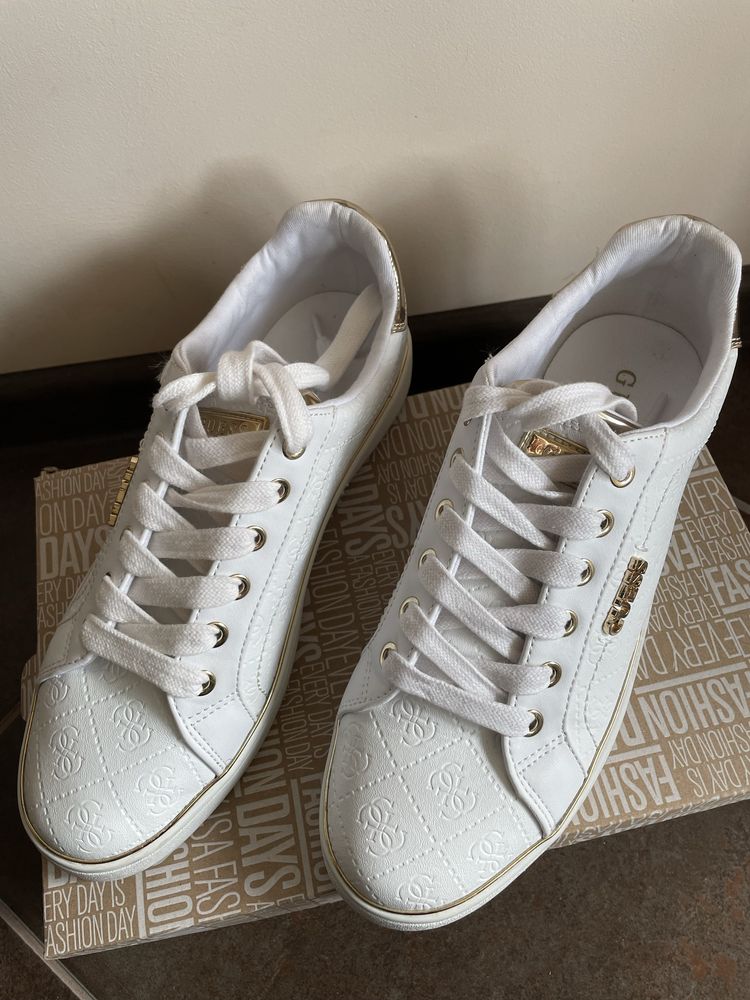 Спортни обувки с монограм от еко кожа на GUESS
