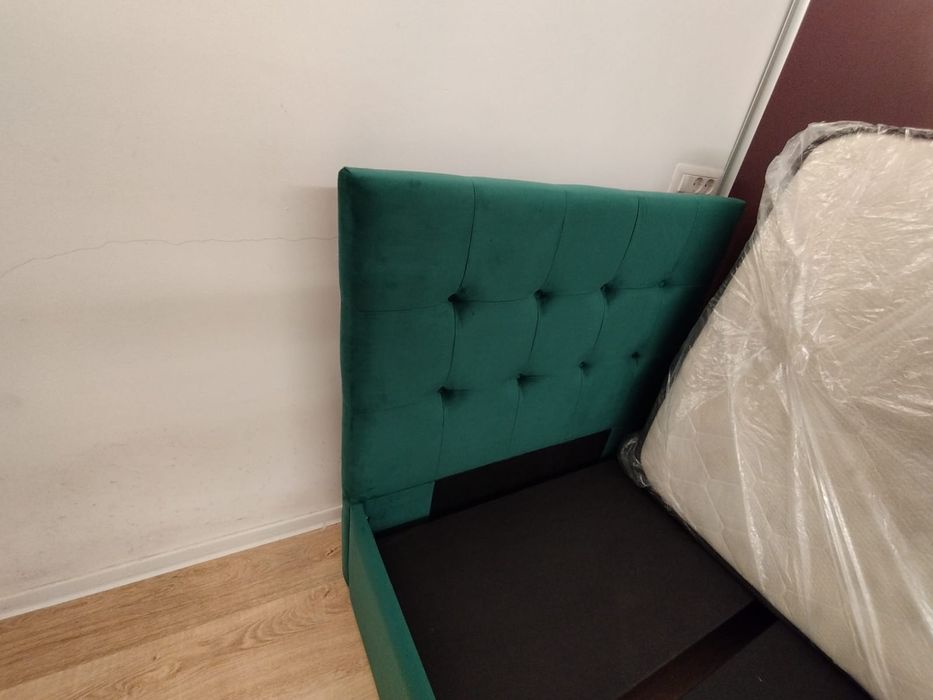 Vând pat tapițat din catifea verde smarald 90/200