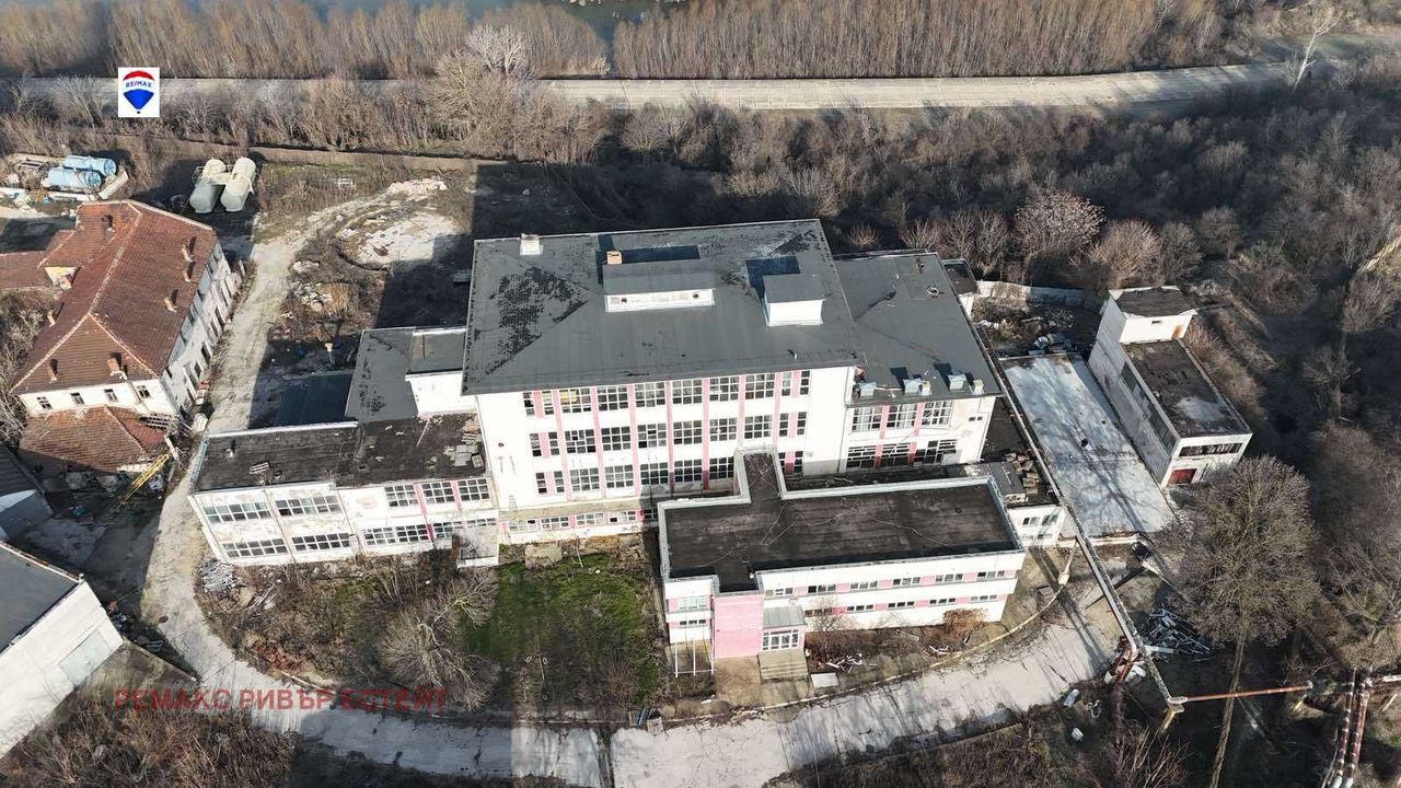 Продава се Промишлена сграда в Русе, Тракцията - 4085 кв.м за 1009 €/кв.м - Снимка #1