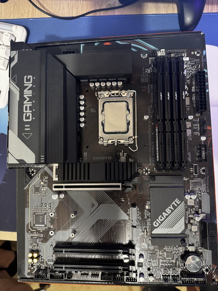 *Garantie* Procesor i7-13700k+Placa baza Gigabyte B760 32GB Ram Fury
