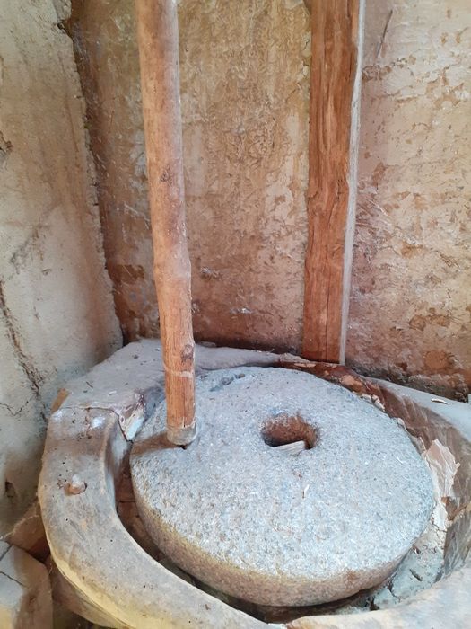 Râșniță veche, toate piesele originale.