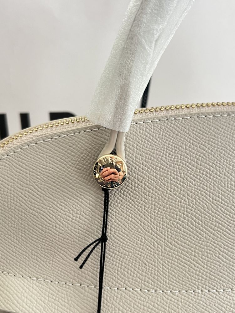 Furla Classic в бяло и зелено.100%оригинал..Със сериен номер,етикети