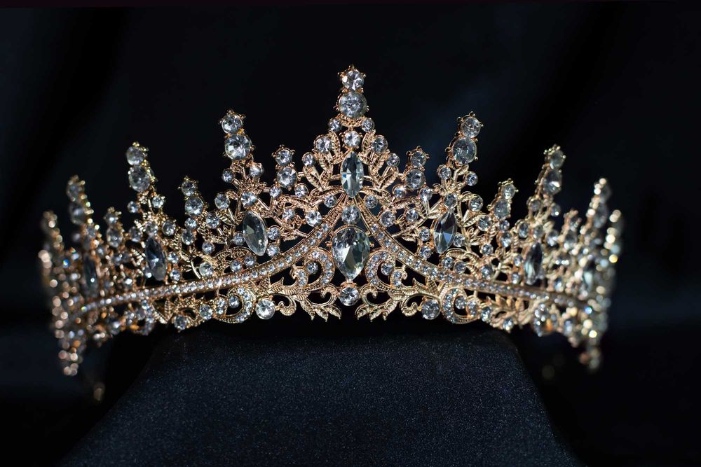 Диадема, корона с белыми кристаллами, золотистая. Доставка включена.