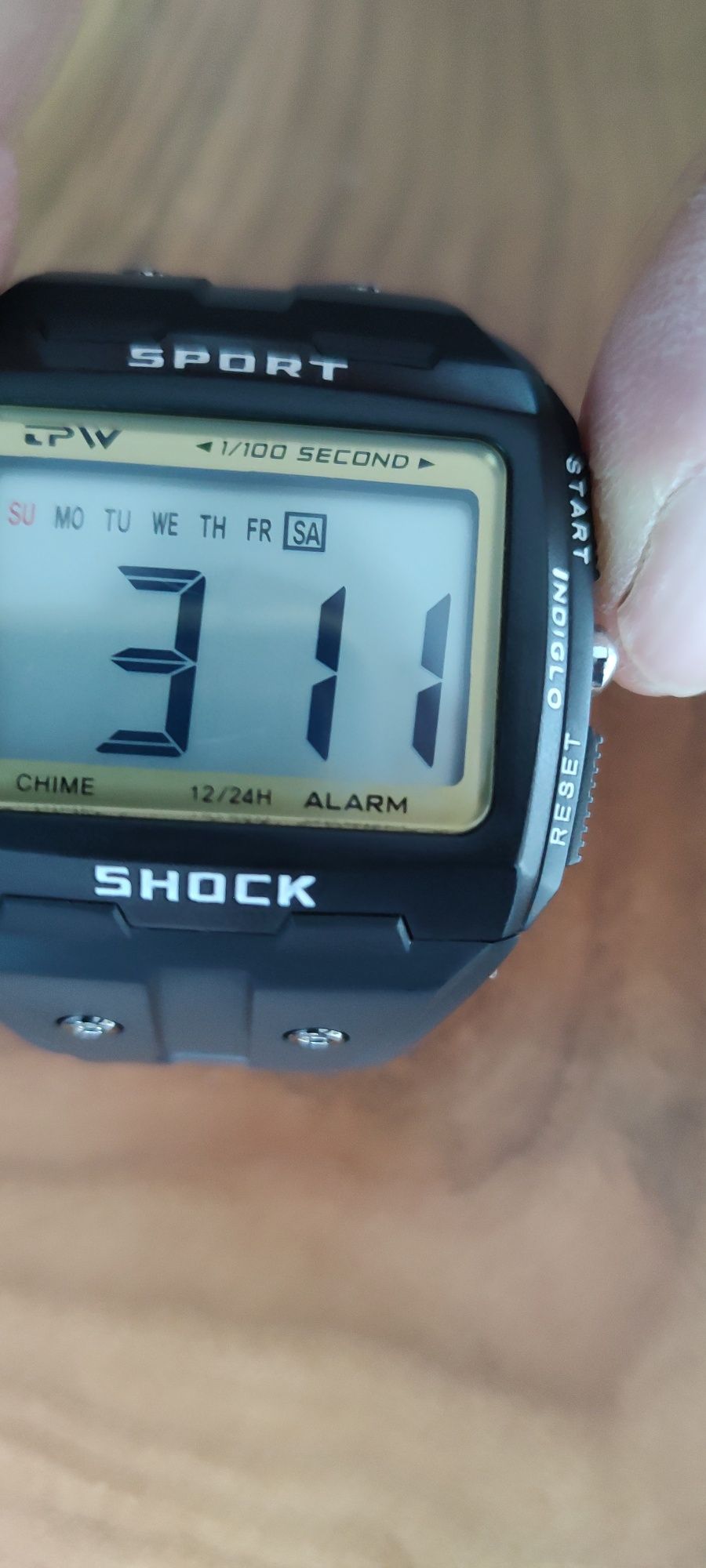 Продавам електронен часовник SPORT SHOCK