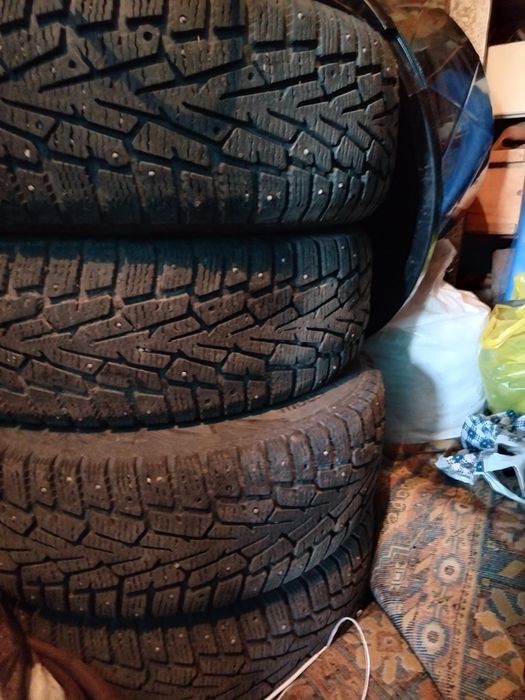 Продам 2 зимние шипованные шины Кордиант R 16