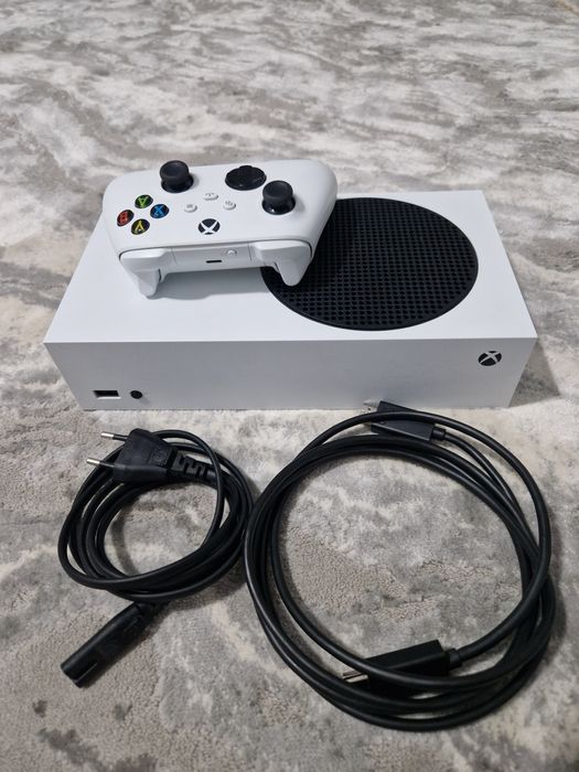 Vând xbox series s folosit doar 2 luni