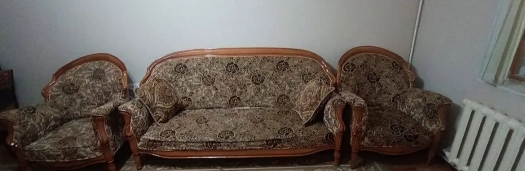 Диван с двумя креслами