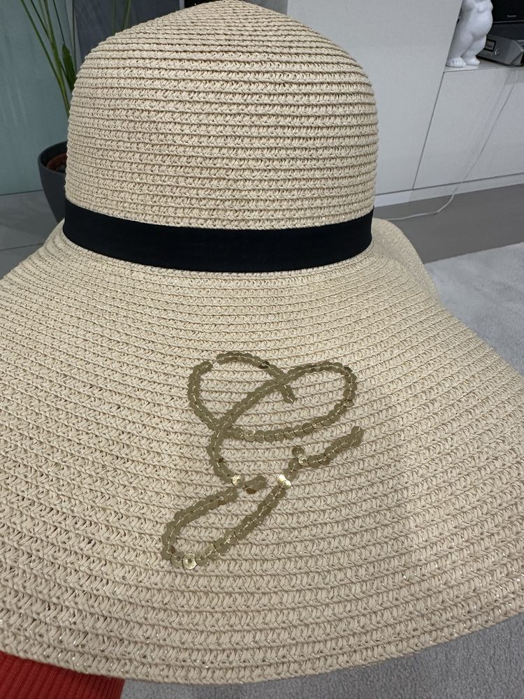 Дамска лятна шапка на Guess
