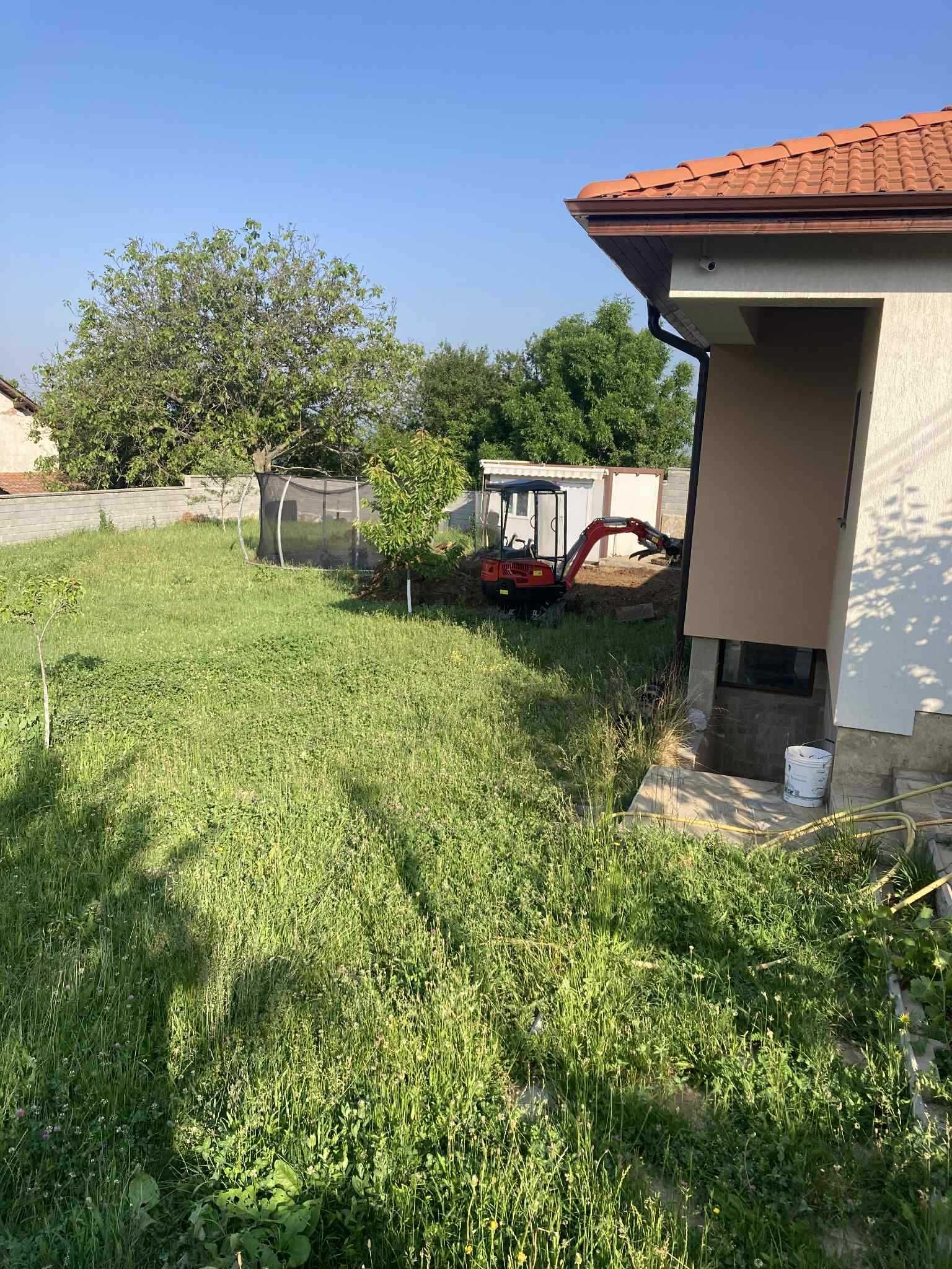 Изкопни дейности с багер 1.8 тона копае до 180см. дълбочина.