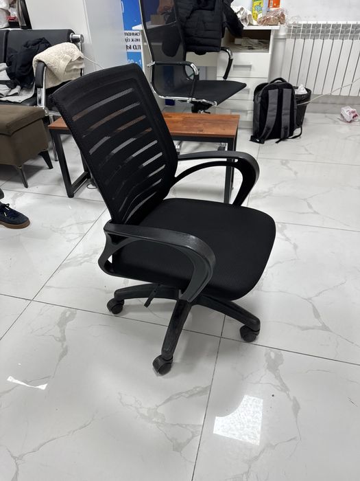 Офисное кресло на колесиках, сетчатая спинка