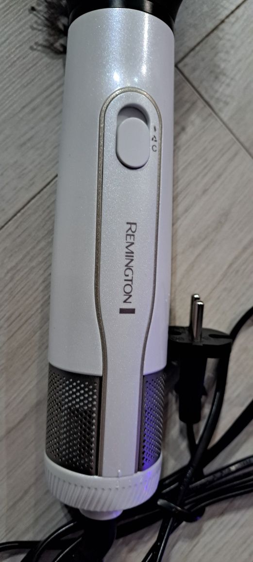 Продавам четка сешоар Remington Hydralux