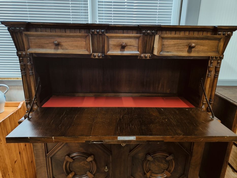 Уникален дъбов шкаф с неповторим дизайн