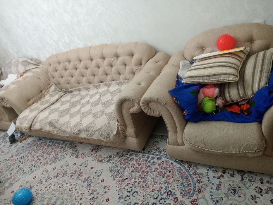 Диван с кресломи