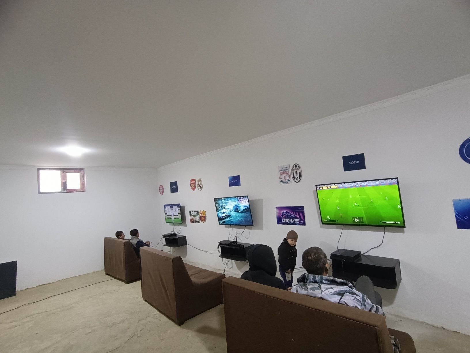 Playstation xona jihozlari bilan sotiladi arzon narxga tezda