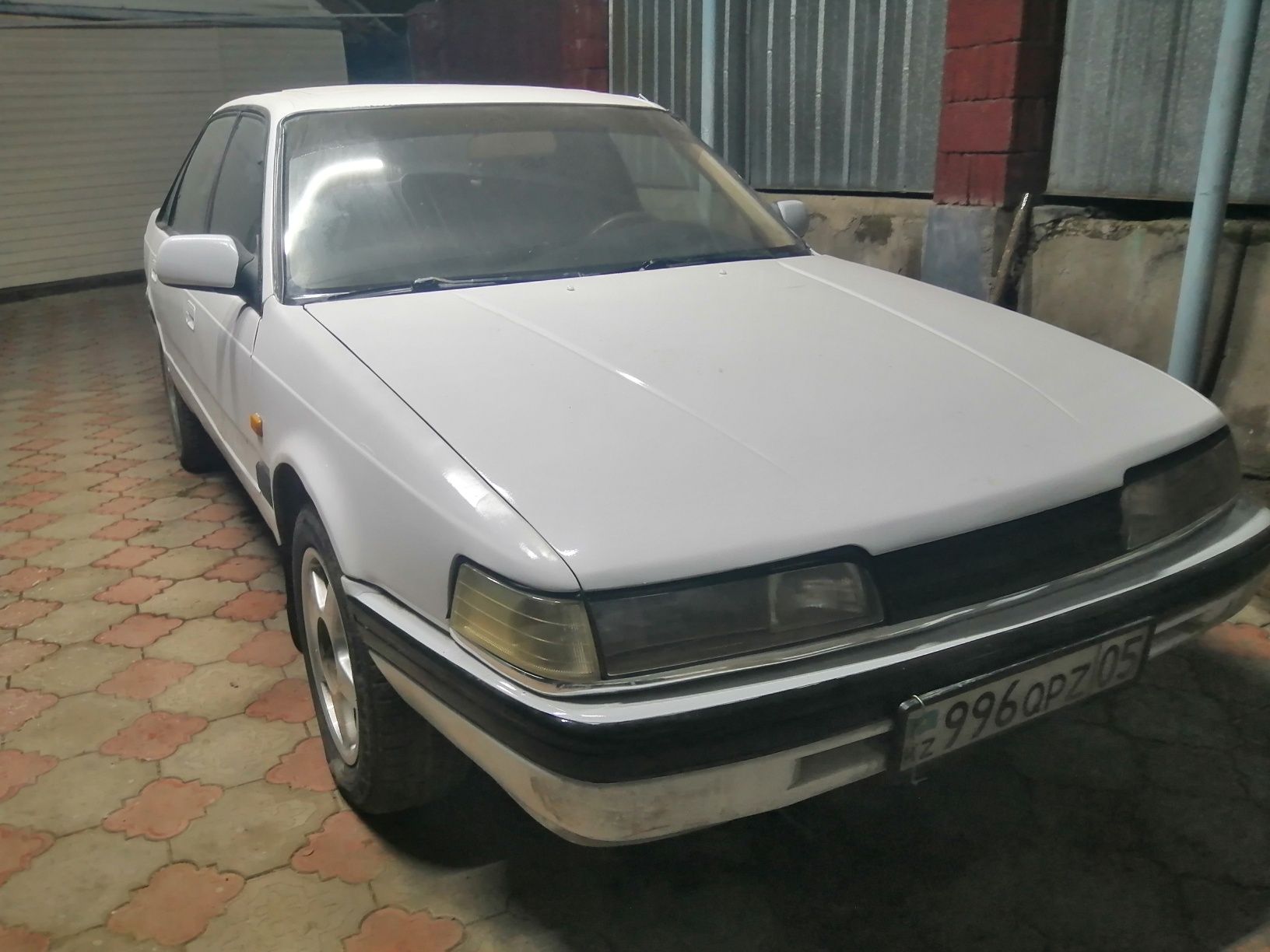 Mazda  1990год 2.0л