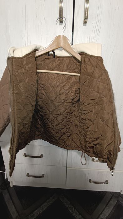 Продаю демисезонную куртку в отличном состоянии