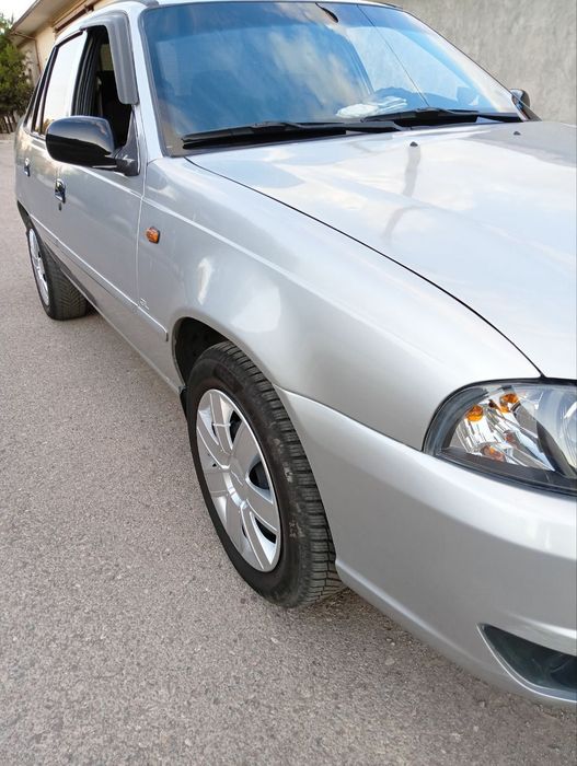 Машина Нексия 2 сотилади.