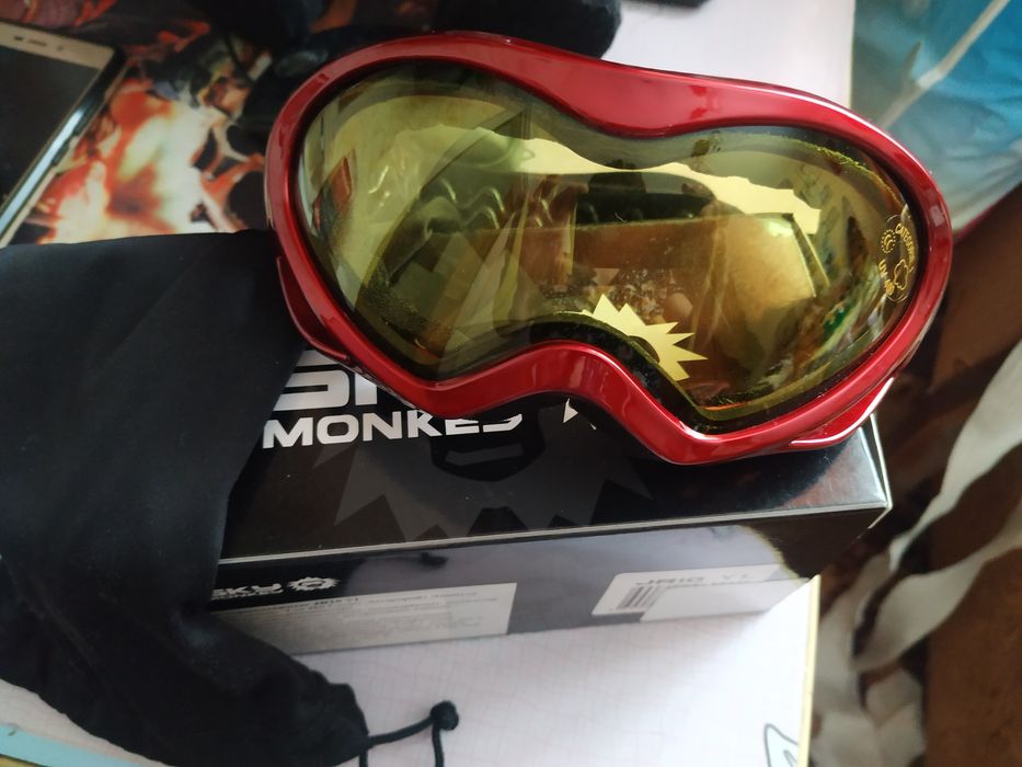 Очки горнолыжные.